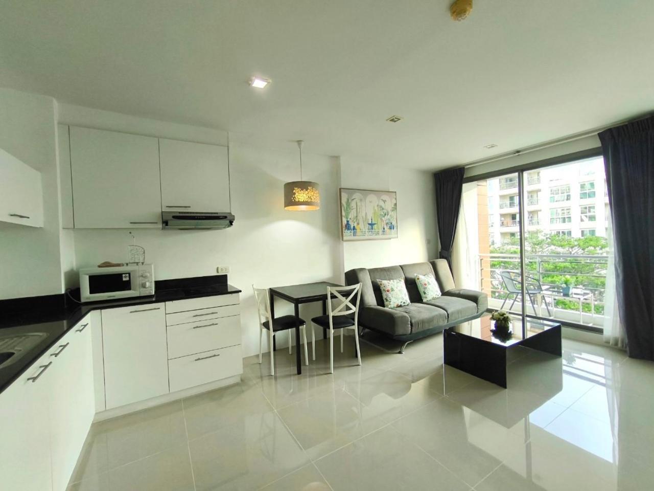 The Urban City Center By Fantasea Beach Pattaya Exteriör bild